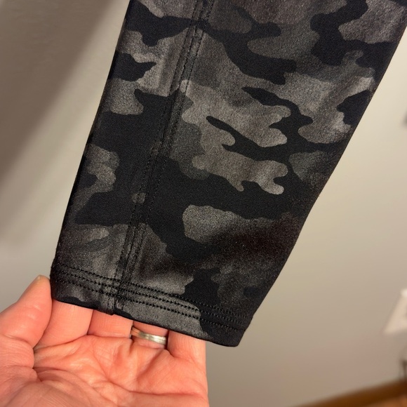 NWT Spanx Faux Leather Metallic Camo Leggings Women’s Size Large - Picture 6 of 11